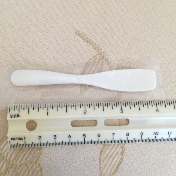 La Mer Cream X Large Spatula Applicator White 4" - Picture 2 of 4
